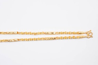 Beyaz arkaplanda izole edilmiş altın zincir kolye.