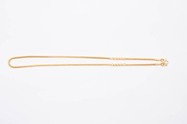 Beyaz arkaplanda izole edilmiş altın zincir kolye.