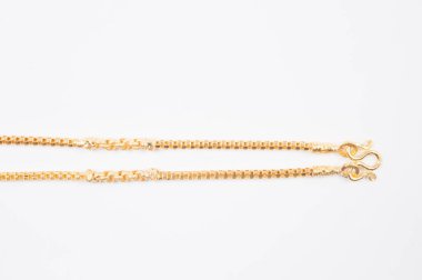 Beyaz arkaplanda izole edilmiş altın zincir kolye.