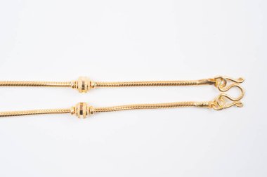 Beyaz arkaplanda izole edilmiş altın zincir kolye.