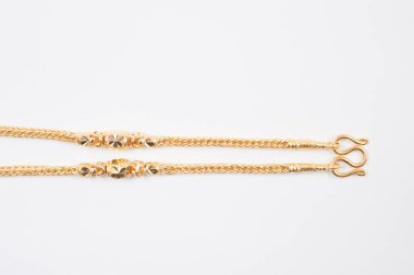 Beyaz arkaplanda izole edilmiş altın zincir kolye.