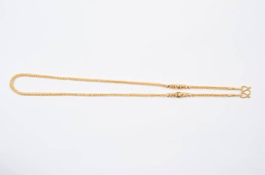 Beyaz arkaplanda izole edilmiş altın zincir kolye.