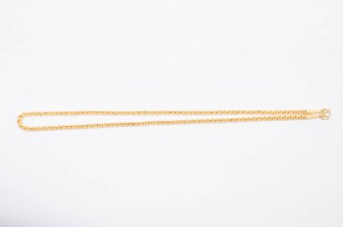 Beyaz arkaplanda izole edilmiş altın zincir kolye.