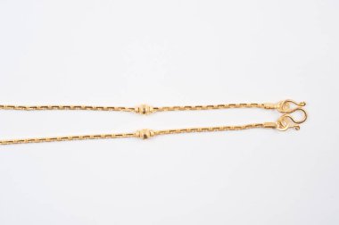 Beyaz arkaplanda izole edilmiş altın zincir kolye.