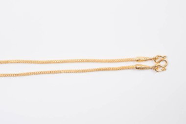 Beyaz arkaplanda izole edilmiş altın zincir kolye.