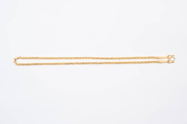 Beyaz arkaplanda izole edilmiş altın zincir kolye.