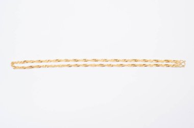 Beyaz arkaplanda izole edilmiş altın zincir kolye.