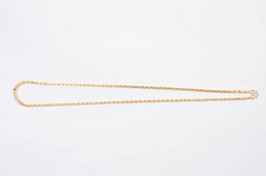 Beyaz arkaplanda izole edilmiş altın zincir kolye.