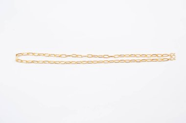 Beyaz arkaplanda izole edilmiş altın zincir kolye.