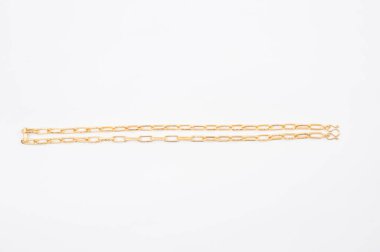 Beyaz arkaplanda izole edilmiş altın zincir kolye.