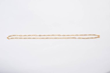 Beyaz arkaplanda izole edilmiş altın zincir kolye.