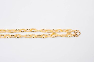 Beyaz arkaplanda izole edilmiş altın zincir kolye.