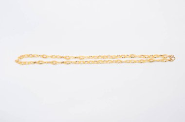 Beyaz arkaplanda izole edilmiş altın zincir kolye.