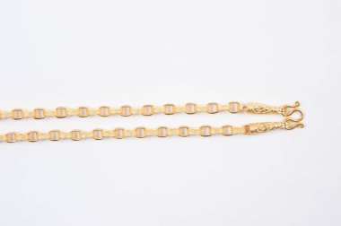 Beyaz arkaplanda izole edilmiş altın zincir kolye.