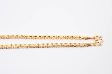 Beyaz arkaplanda izole edilmiş altın zincir kolye.