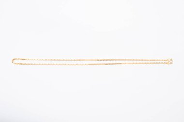 Beyaz arkaplanda izole edilmiş altın zincir kolye.