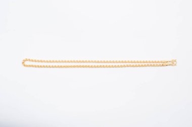 Beyaz arkaplanda izole edilmiş altın zincir kolye.