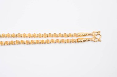 Beyaz arkaplanda izole edilmiş altın zincir kolye.