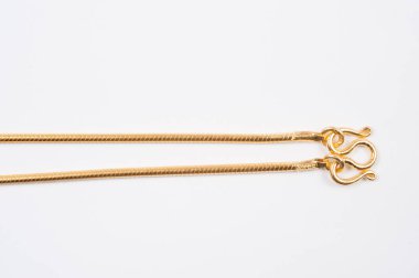 Beyaz arkaplanda izole edilmiş altın zincir kolye.