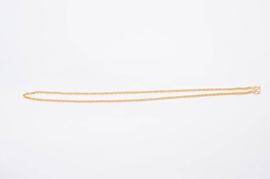 Beyaz arkaplanda izole edilmiş altın zincir kolye.