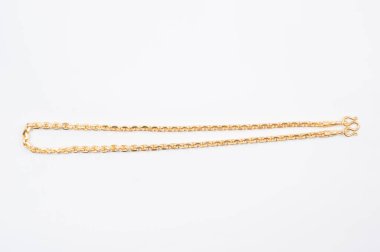 Beyaz arkaplanda izole edilmiş altın zincir kolye.