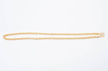 Beyaz arkaplanda izole edilmiş altın zincir kolye.