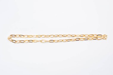 Beyaz arkaplanda izole edilmiş altın zincir kolye.