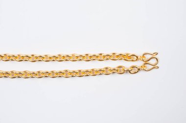 Beyaz arkaplanda izole edilmiş altın zincir kolye.