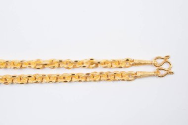 Beyaz arkaplanda izole edilmiş altın zincir kolye.