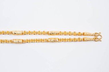 Beyaz arkaplanda izole edilmiş altın zincir kolye.