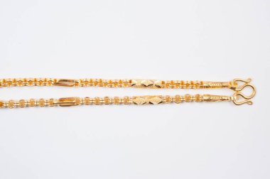 Beyaz arkaplanda izole edilmiş altın zincir kolye.