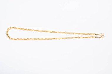 Beyaz arkaplanda izole edilmiş altın zincir kolye.