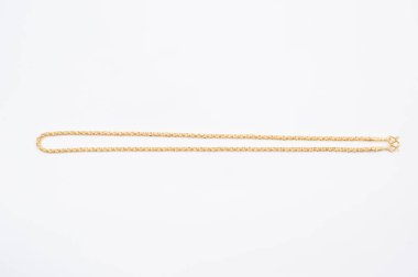 Beyaz arkaplanda izole edilmiş altın zincir kolye.