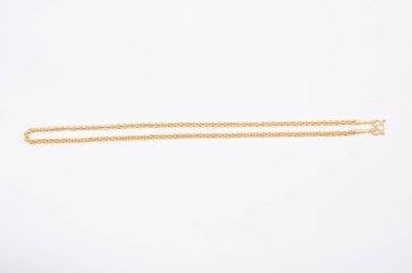 Beyaz arkaplanda izole edilmiş altın zincir kolye.