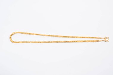 Beyaz arkaplanda izole edilmiş altın zincir kolye.