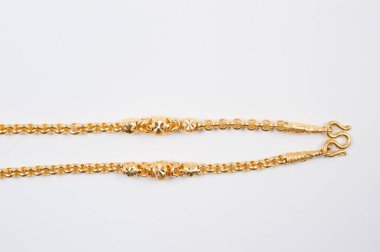 Beyaz arkaplanda izole edilmiş altın zincir kolye.