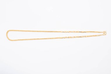 Beyaz arkaplanda izole edilmiş altın zincir kolye.
