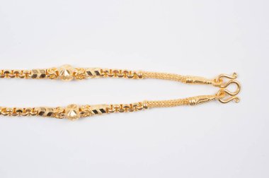 Beyaz arkaplanda izole edilmiş altın zincir kolye.