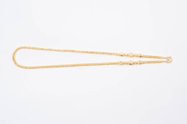 Beyaz arkaplanda izole edilmiş altın zincir kolye.