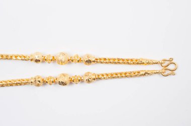 Beyaz arkaplanda izole edilmiş altın zincir kolye.