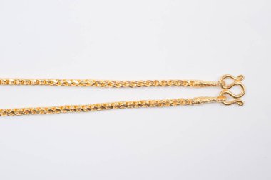 Beyaz arkaplanda izole edilmiş altın zincir kolye.