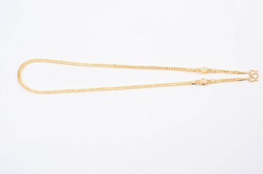 Beyaz arkaplanda izole edilmiş altın zincir kolye.