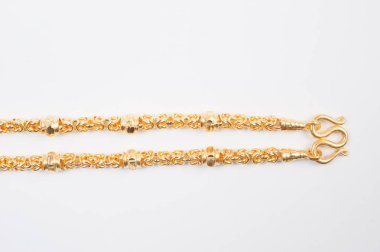 Beyaz arkaplanda izole edilmiş altın zincir kolye.