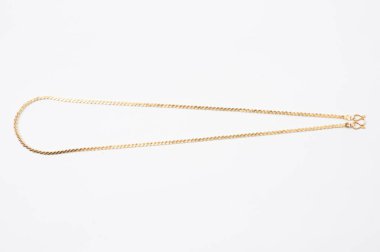 Beyaz arkaplanda izole edilmiş altın zincir kolye.