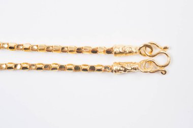 Beyaz arkaplanda izole edilmiş altın zincir kolye.