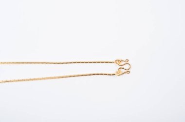 Beyaz arkaplanda izole edilmiş altın zincir kolye.