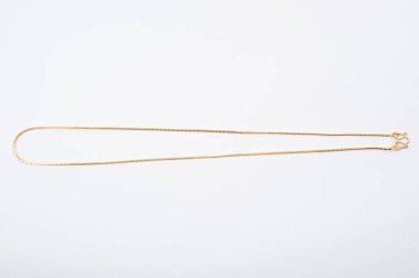 Beyaz arkaplanda izole edilmiş altın zincir kolye.