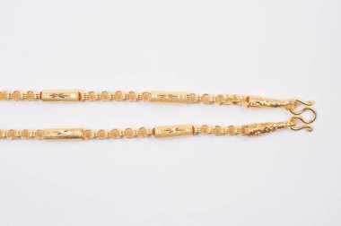 Beyaz arkaplanda izole edilmiş altın zincir kolye.