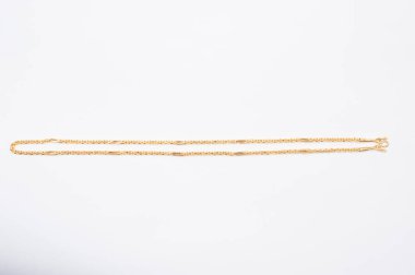 Beyaz arkaplanda izole edilmiş altın zincir kolye.