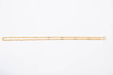 Beyaz arkaplanda izole edilmiş altın zincir kolye.